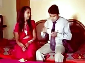 একটি তরুণ দম্পতি একট ...