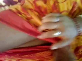 সুন্দর মেয়ে তার হাত ...
