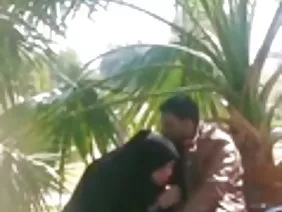 দুই ছাত্র মেয়েদের ব ...