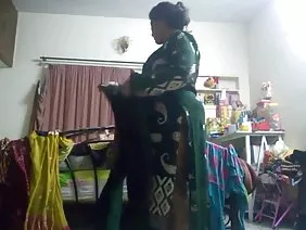 তরুণ শ্যামাঙ্গিণী এক ...