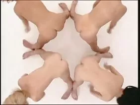 একটি বৃদ্ধ মহিলা একট ...