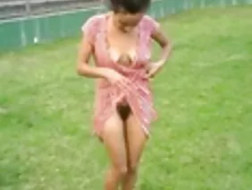 যুবতী কম্বল ছুড়ে ফে ...