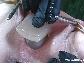 একটি গোলাপী পোশাক মধ ...