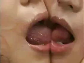 মেয়েটি তার কক্ষে এক ...