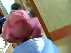 অ্যালোনা একটি গোলাপী ...