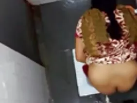 তার মাথার উপর তার লে ...