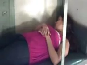 সন্তানকে ঘুমানোর জন্ ...