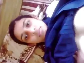 লোকটি ফিটিং রুমে তার ...