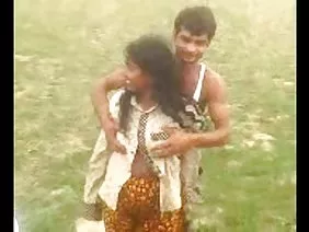 পীনস্তনী গাঢ় চামড়া ...