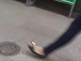 গগলস একটি তরুণ চুরি  ...