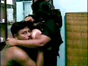 সুন্দর স্বর্ণকেশী এক ...