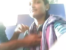 লাল স্টকিংস মধ্যে মে ...