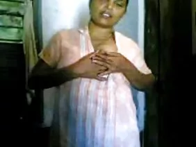 তীক্ষ্ন-চোখে-আঁচল টে ...